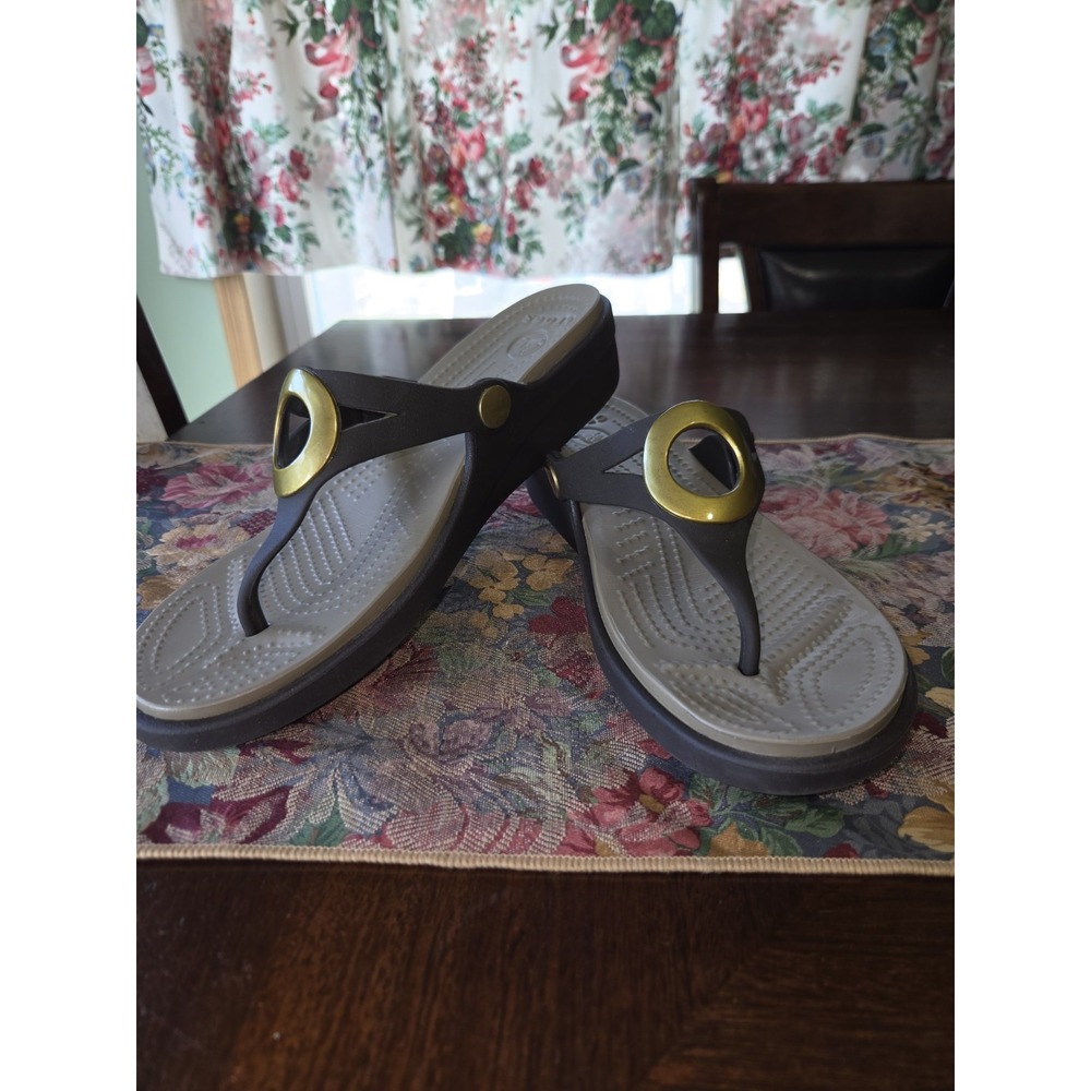Crocs Women's Size 8 Sanrah Espresso Gold O Ring Wedge Thong Flip Flop Sandals